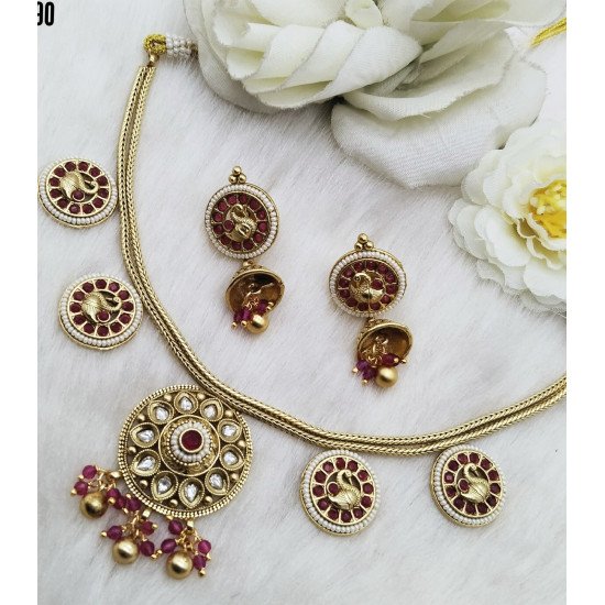 Minimal Gold Textured Kundan And Pearl Work Necklace